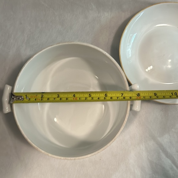 Very cool 7.25” pot/oven ware with top that converts to a dish. - Picture 8 of 12